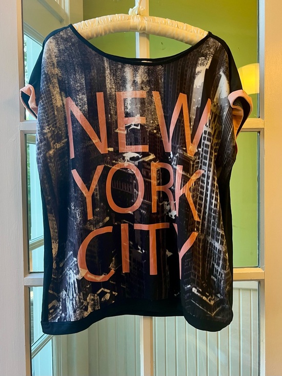 Casual Clothing Netherlands Tops - Flowing Boxy Black Graphic Tee with Pink 'New York City' Print